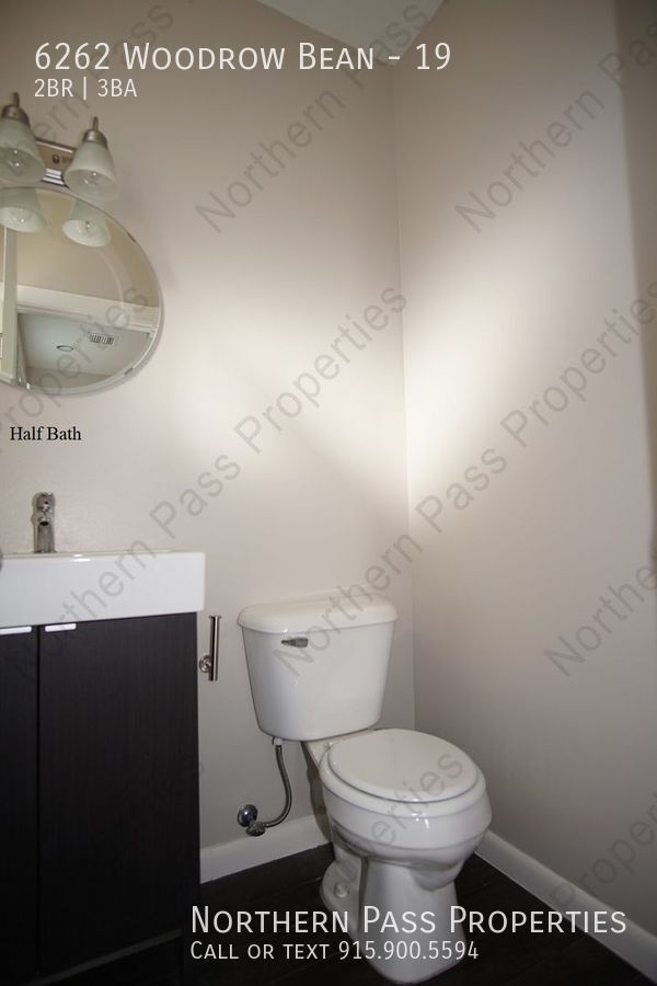 Building Photo - Modern 2 BDR Townhome - Refrigerated AC!