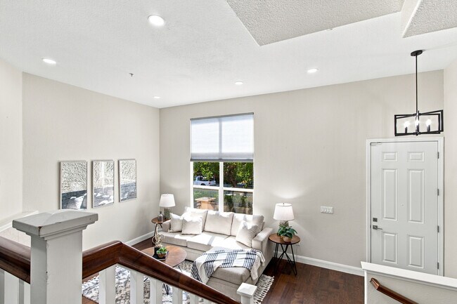 Building Photo - 37 Esfahan Dr
