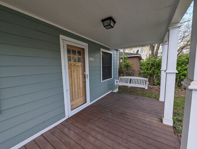 Foto del edificio - Adorable East Nashville Cottage with HUGE fully-fenced backyard!