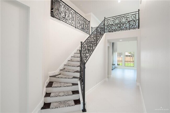 Building Photo - 2405 San Alejandro St