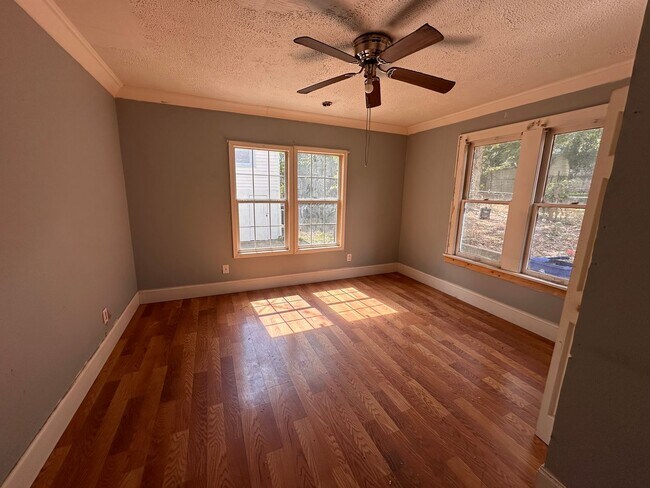 Foto del edificio - Spacious 2 Bedroom 1 Bath Apartment in Highland