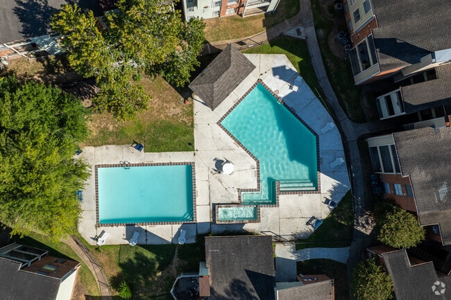 2 SWIMMING POOLS - Venetian Apartamentos Houston