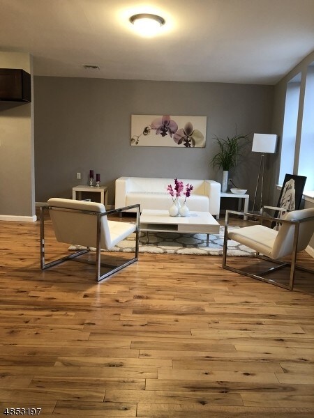 Foto principal - 293 Hawthorne Ave