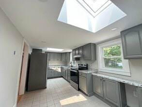 Building Photo - 33 Park Dr