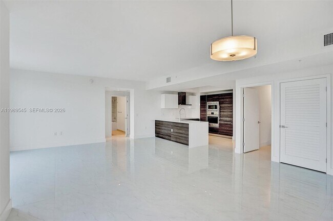 Foto del edificio - 301 Altara Ave