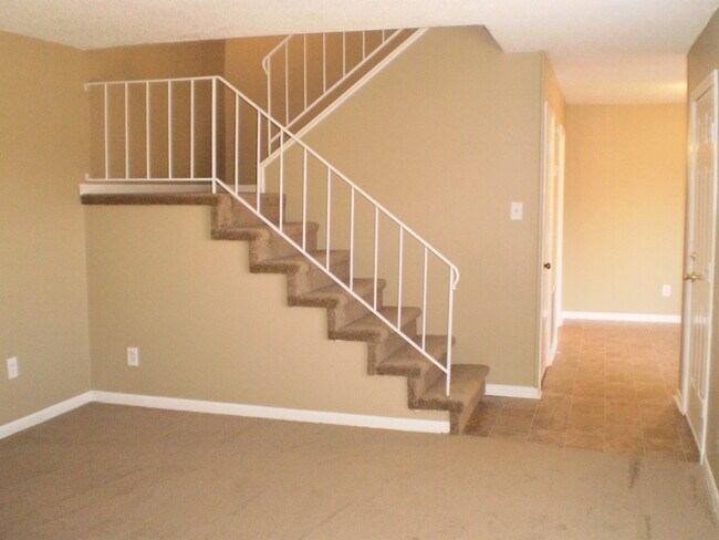 Foto del edificio - NICE--2 Bedroom 1.5 Bath Townhouse WEST of...
