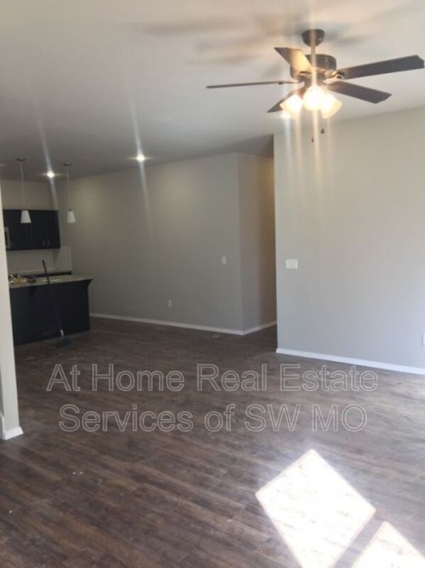 Building Photo - 646 S Landen Ave