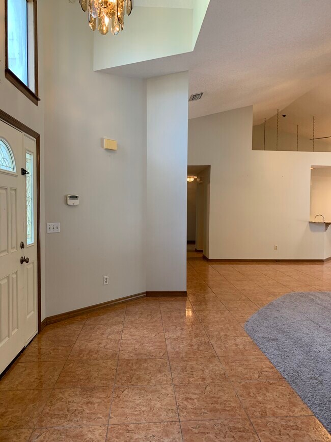 Building Photo - 4/2.5 in Debary with pool, $2,200/month