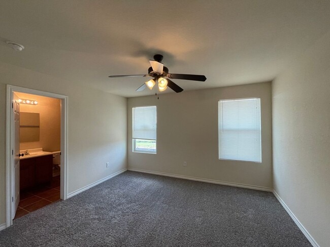 Building Photo - Town home for rent