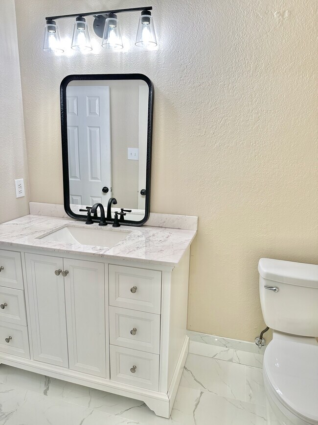 Foto del edificio - 212 N Val Verde