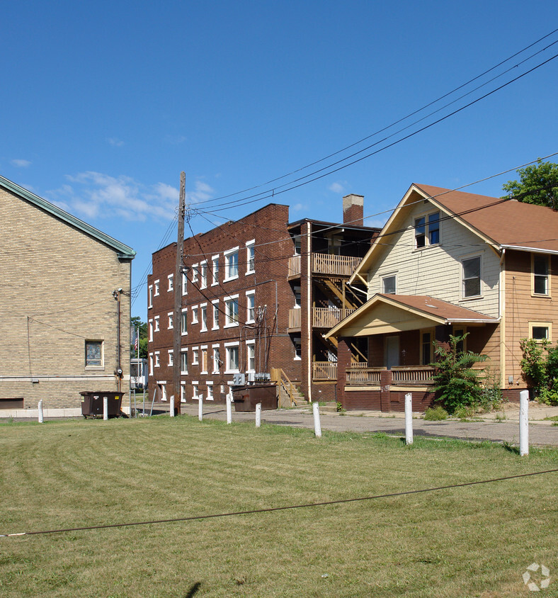 Building Photo - 1400 Cleveland Ave NW