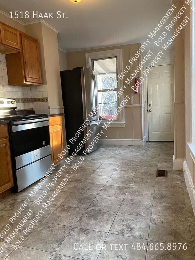 Building Photo - 1518 Haak St