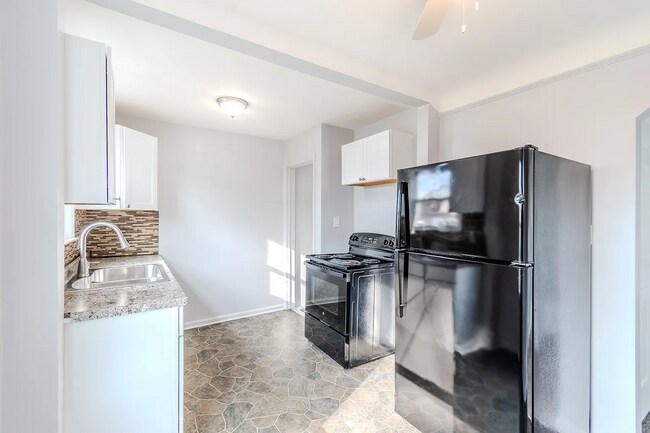 Foto del edificio - Move in Ready Brick Ranch with Garage & Finished Basement - AVAILABLE NOW!