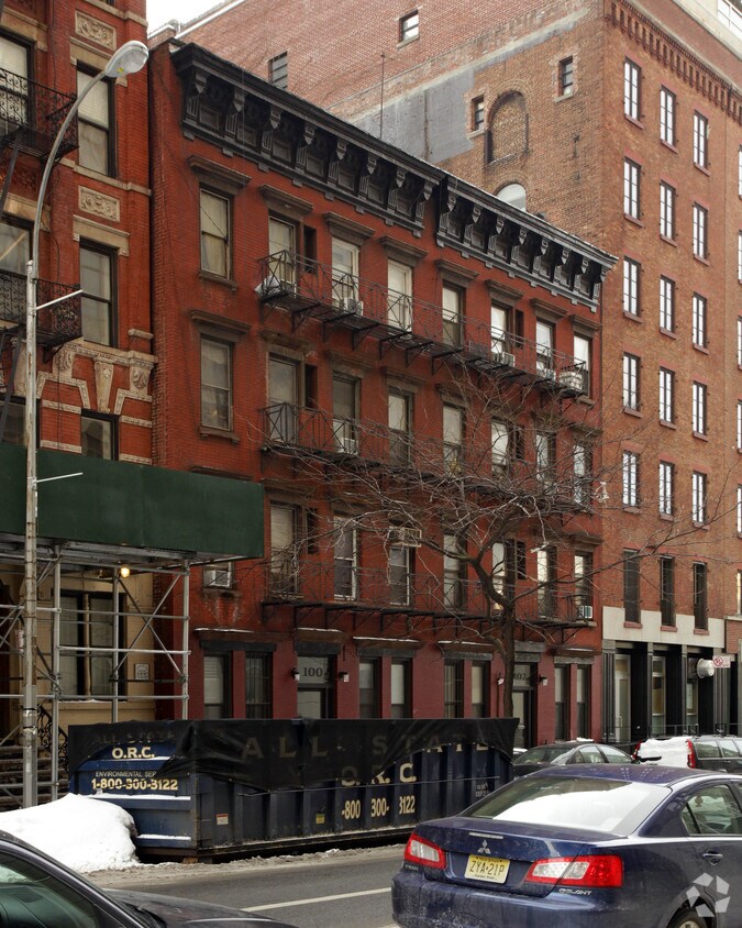 Primary Photo - 100 Charlton St