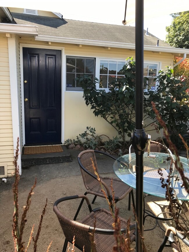 Building Photo - 122 Calabasas Rd