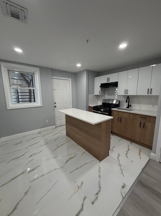 Building Photo - 96 Eaton Pl