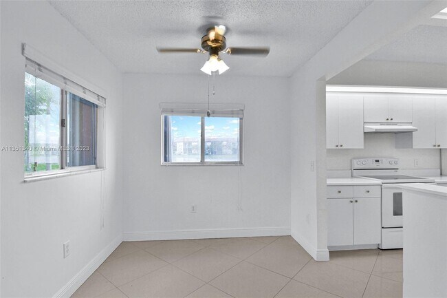 Building Photo - 950 SW 138th Ave