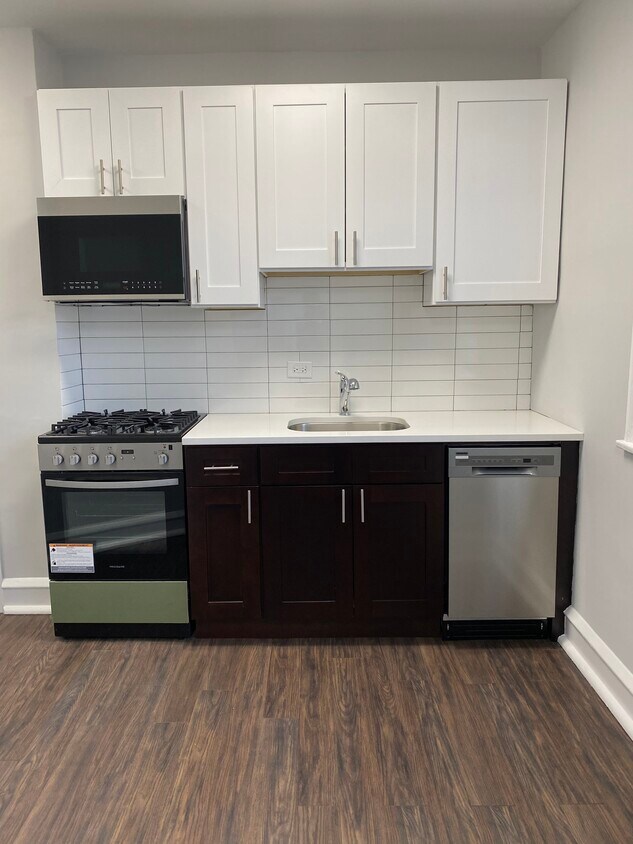 Foto principal - 5115 W Montrose Ave