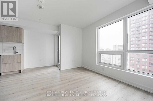 Photo du bâtiment - 395 Bloor St E