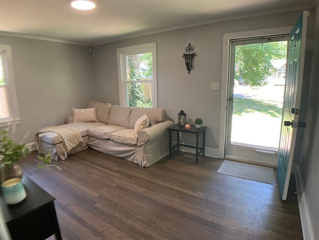 Building Photo - Adorable Bungalow Close to Duke, Restauran...