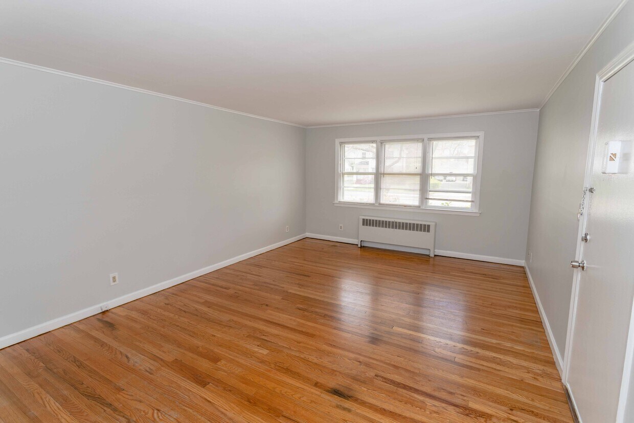 Photo - 197 Quaker Ln S (West Hartford, CT)