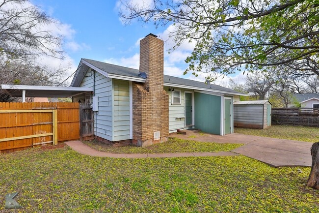 Foto del edificio - 3 bedroom FULL RENOVATED in 2023! ALL APPLIANCES provided!