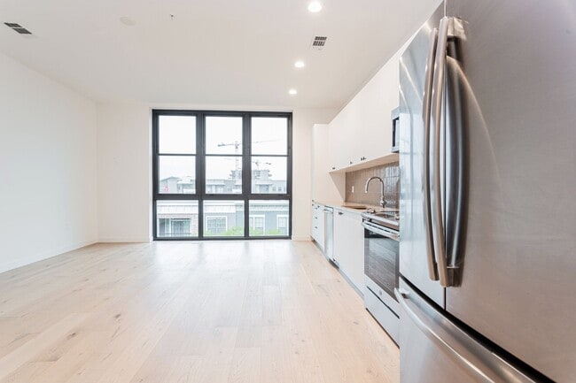 Foto del edificio - 800 Embassy Dr