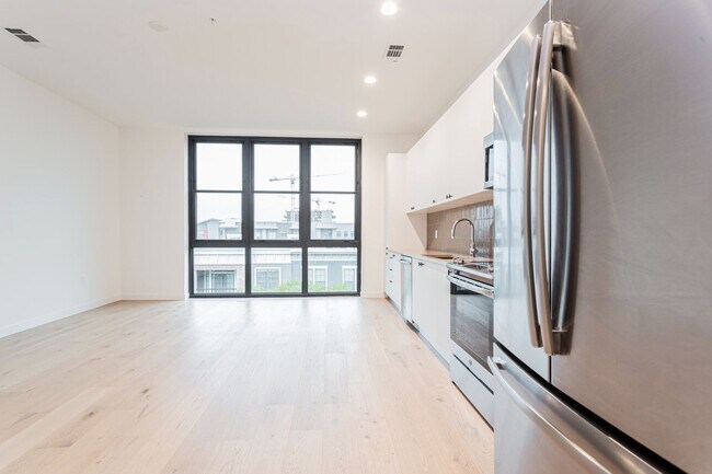 Foto del edificio - Light-Filled 2 Bed / 1 Bath – Wide-Plank Hardwood & W/D Included