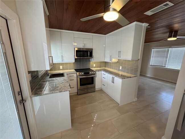 Building Photo - 303 Colonia Ln W