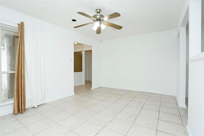 Building Photo - 10622 Caravan Dr