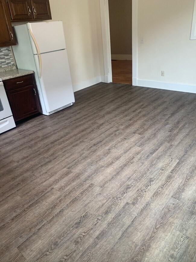 Kitchen - 916 Bridge Ave