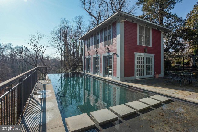 Foto del edificio - 3101 Chain Bridge Rd NW