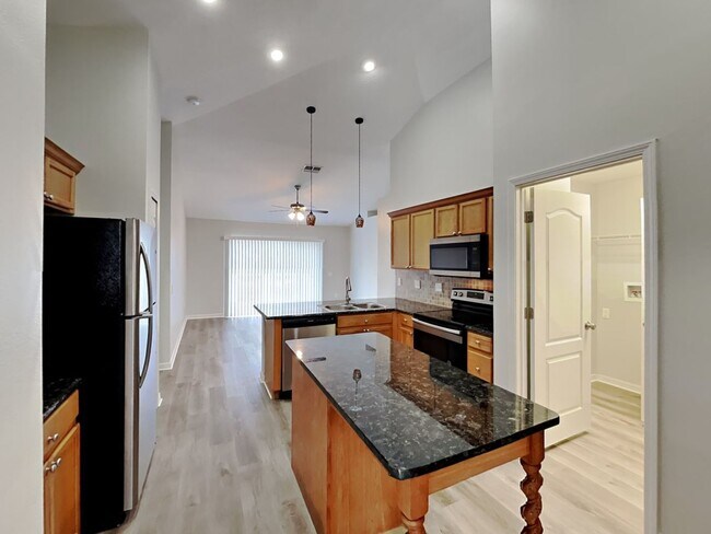 Foto del edificio - Charming 3-Bed, 2-Bath Home in Spring Hill with Garage Parking