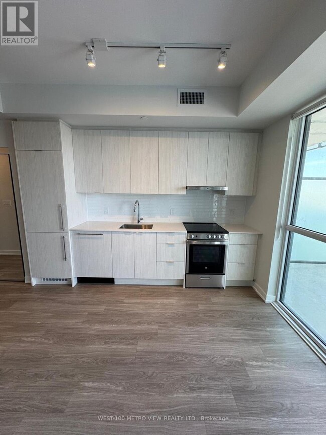 Building Photo - 430-2430 Square One Dr
