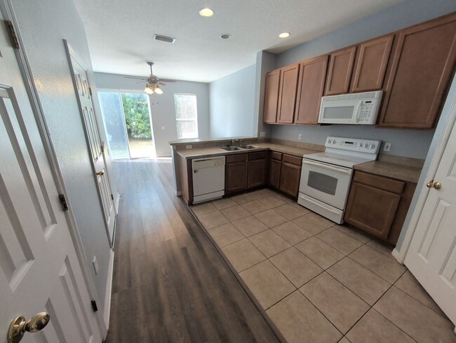 Building Photo - For Rent-2-bedroom, 2.5-bathroom located in the vibrant community of Largo