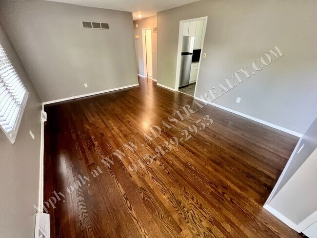 Building Photo - Very Nice North Overland Park Duplex-Avail...