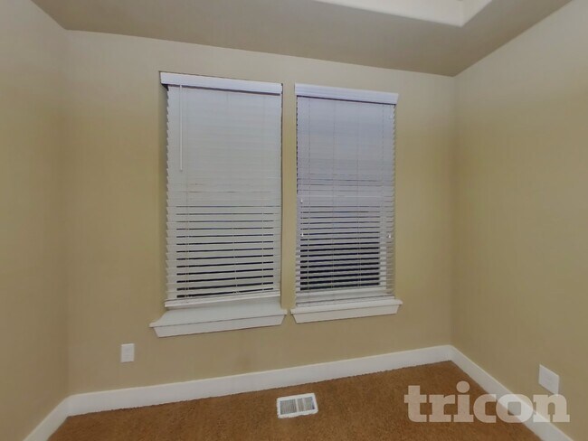 Foto del edificio - 4422 Logan Dr NE