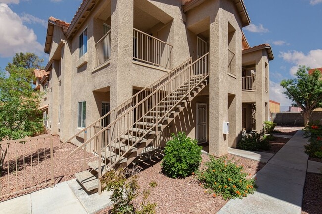 Building Photo - Move-in ready ground-floor 2 bed, 2 bath