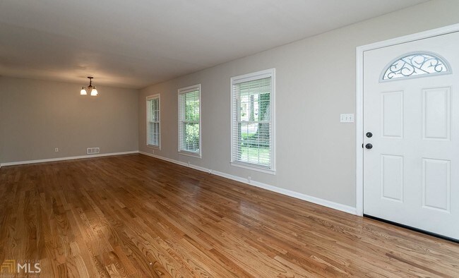 Building Photo - 697 Kiowa Dr NE