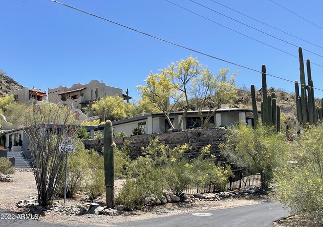 Building Photo - 201 E Saddle Ln