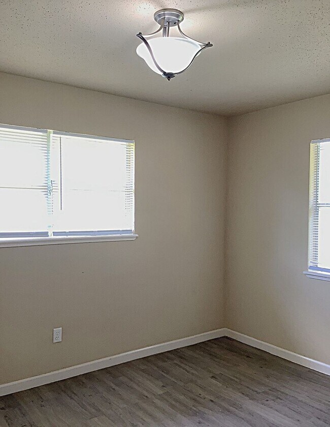 Building Photo - 325 Alex St