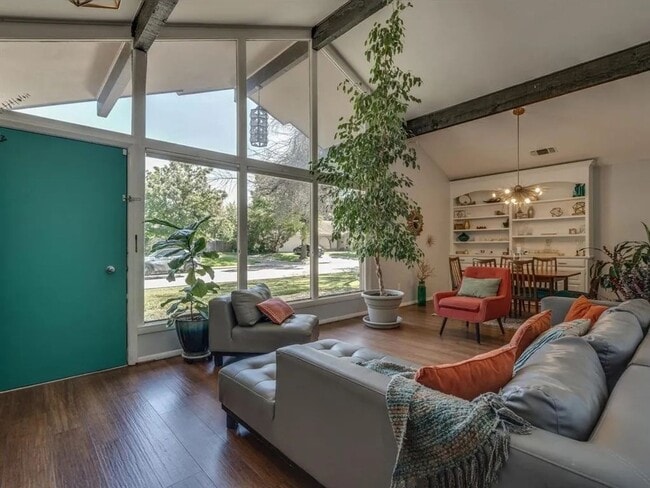 Building Photo - Spectacular Home in Holiday Heights Add!  Come see Me!! I can be yours!!