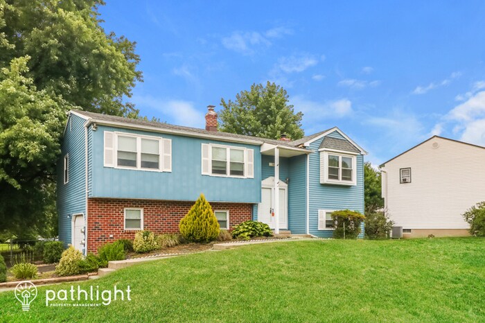 Primary Photo - 3 Meadow Glen Rd, Lansdale, PA, 19446