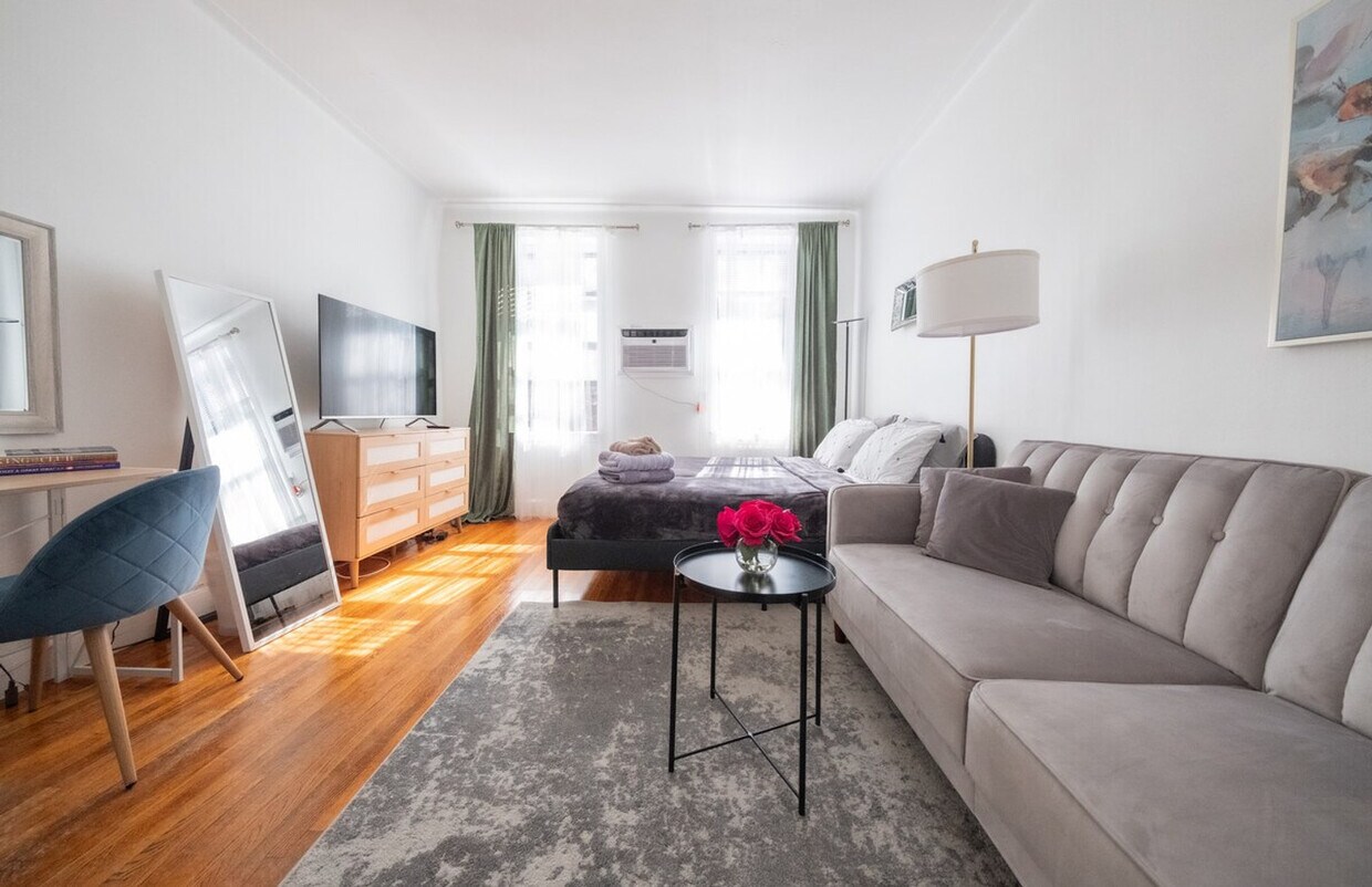 Foto principal - 328 E 74th St