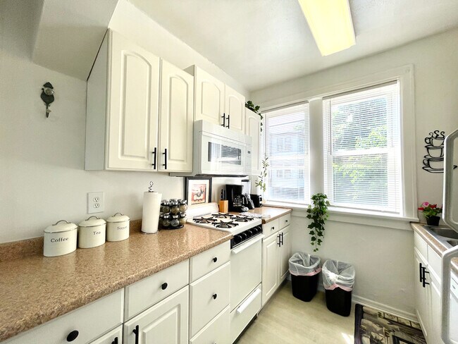 Foto del edificio - 6651 Berthold Ave