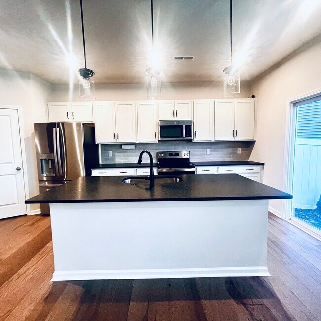 Building Photo - ** MOVE -IN SPECIAL! $500 off the first month's rent if approved application received by 06/30/20...