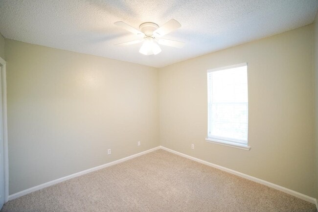 Building Photo - 1100 Greentree Ct