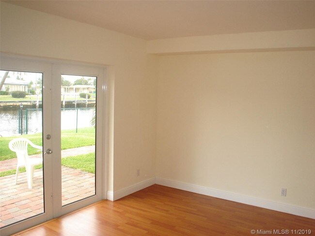 Building Photo - 840 Pine Dr