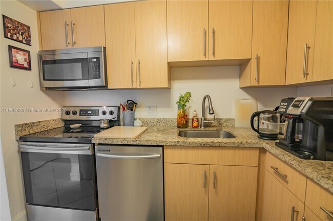 Building Photo - 3675 N Country Club Dr