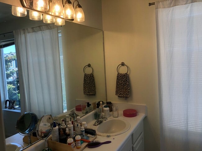 Building Photo - 4 Bedroom Townhome in Hawks Ridge